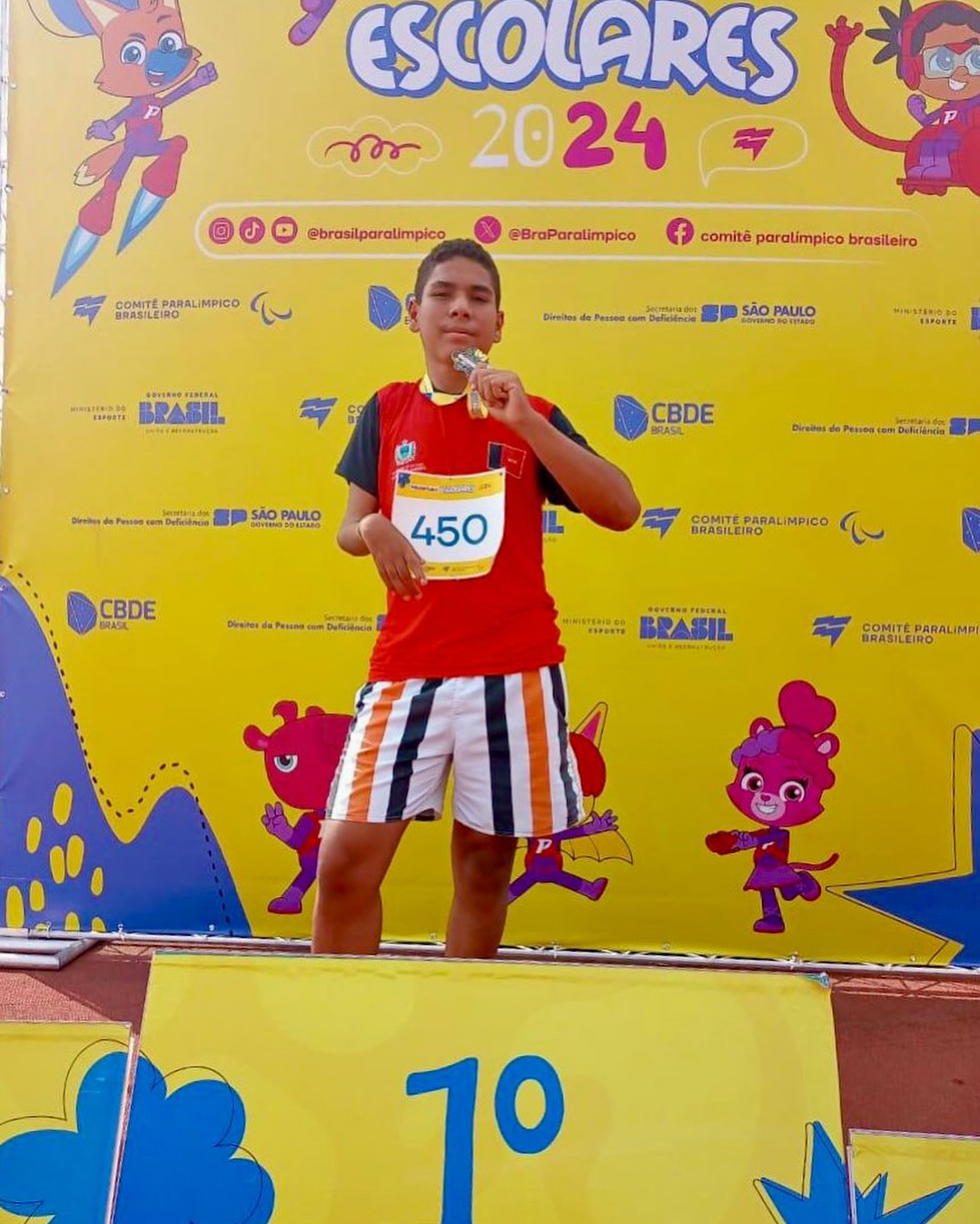 Sextou com boas notícias no esporte 🤩 O aluno da Escola Iva Lira, do 8° ano, Daniel Júnior da Silva Barbosa, foi medalha de ouro 🥇 nas Paralimpiadas Escolares 2024, na cidade de São Paulo. Daniel competiu nesta sexta no arremesso de peso e garantiu o ouro. Ainda terá duas modalidades pela frente. Parabenizar o atleta pela conquista e ainda a professora de educação física do nosso município, Taciana Flor, que dá todo suporte técnico ao nosso competidor. “O Esporte muda vidas”