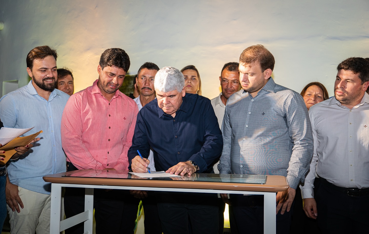 Na última sexta-feira do ano de 2024, o prefeito de Itabaiana @doutorlucioflavio além de inaugurar o Centro Cultural Sivuca, assinou várias ordens de serviço importantes para a população. ️ Obra e Reforma da Praça 24 de Maio️ Construção da Feira de Gado de Cariatá️ Pavimentação do Conjunto dá Pênalti em Campo Grande ️ Construção da UBS da Mãe Pobre ️ Obra e Reforma da Escola Nossa Senhora das Graças ️ Entrega de um Veículo Strada OKM para a Secretaria de Saúde