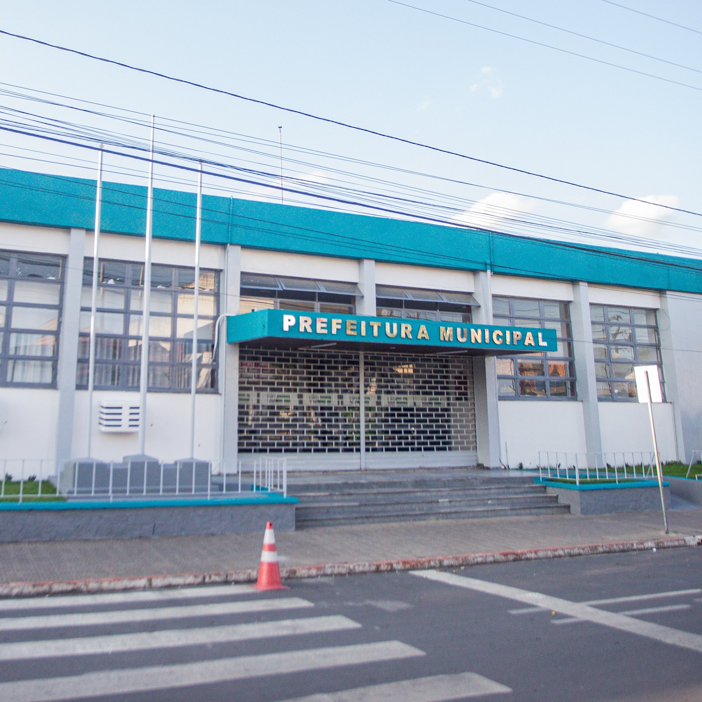 Preparar o presente para construir um futuro melhor! Nossa Prefeitura Municipal de Itabaiana foi revitalizada, com a fachada e o interior prontos para receber o novo ciclo de trabalho e dedicação que começa amanhã, com a posse do nosso prefeito. Uma gestão comprometida começa com organização e cuidado. Vamos juntos!”