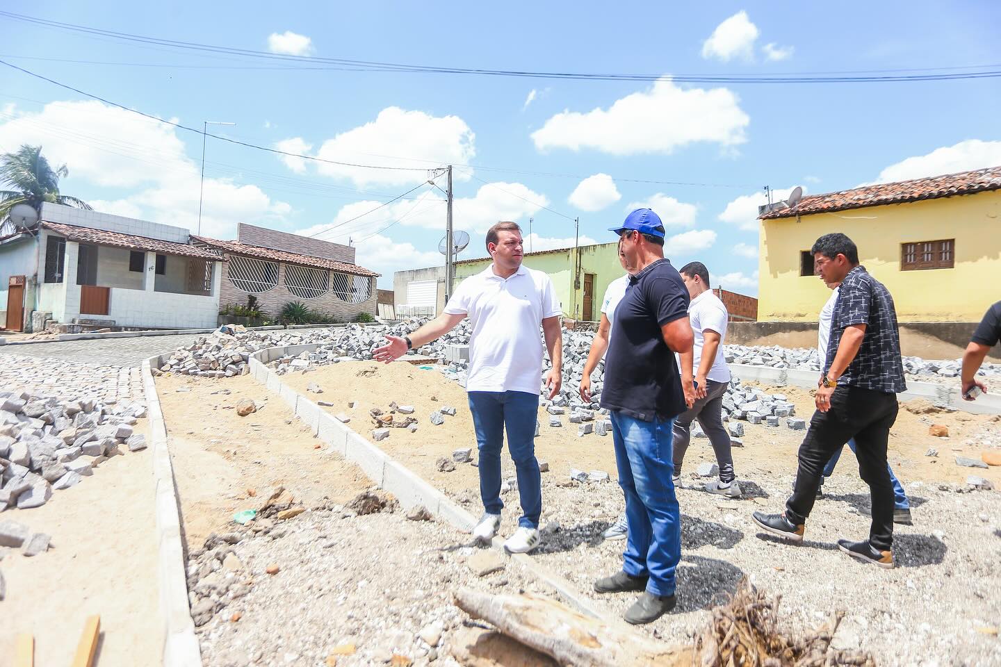 #OBRAEMANDAMENTO!Vocês conhecem o Alto José Maria Trigueiro? 🤔Fica em PERNAMBUQUINHO e nós também temos muitas ações por lá! 🤩 Estamos pavimentando e construindo um ambiente de convivência na área, uma praça. Este projeto está sendo executado com recursos próprios, investimento de 144 mil reais, para atender uma demanda antiga dos moradores e lhes oferecer mais conforto e segurança. Boraa, time! O #TRABALHO tá só começando! .#CIDADEDOTRABALHO itabaiana.pb.gov.br/site/