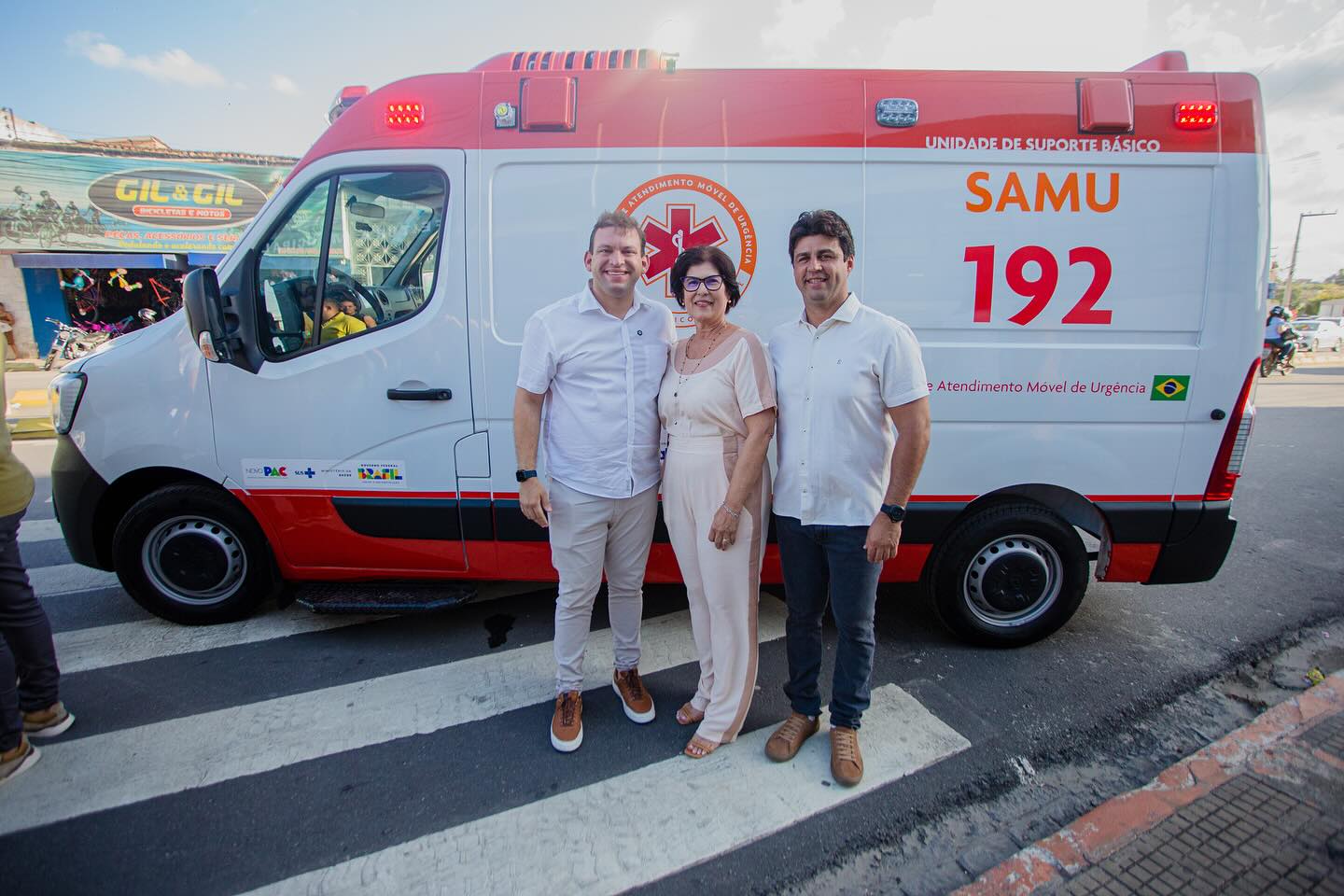 Chegooou e nosso Prefeito @jclaudio_neto, já entregou a população! AMBULÂNCIA SAMU 0km, para compor nossa frota municipal de veículos e melhor atender a nossa população. Durante o “Ato de Entrega” que reuniu todo nosso #timedegoverno da @, recebemos o Deputado Federal, @dr.damiao e o ex-Prefeito, @doutorlucioflavio. Boraa A-CE-LE-RAR, time?! .@saude_itabaiana #CIDADEDOTRABALHO itabaiana.pb.gov.br/site/