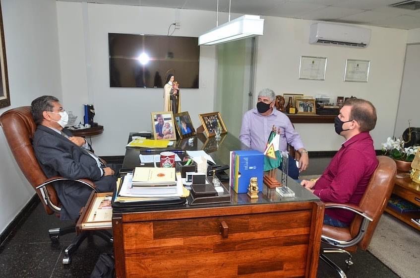 O prefeito de Itabaiana encerrou a primeira semana sendo muito bem recebido pelo Deputado Estadual, @adrianogaldino1. Esteve presente em também o vice prefeito, na pauta foi falado sobre diversas demandas, buscando intermediações para mais ações, e muito mais recursos para nosso município.