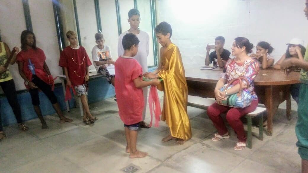 A Escola Sebastião Rodrigues de Melo (CAIC), através da Secretaria Municipal de Educação, realizou no dia 27, uma encenação da via sacra com os alunos do 6 ao 9° ano. A satisfação maior para a equipe da escola juntamente das professoras Luciene e Vanubia, foi poder observar a dedicação dos estudantes, resgatando sua fé e autoconfiança. É a educação transformando vidas. 🏻✝ #CriançaNaEscolaAgora#DesejoDeRenascer#RazãoDeProsperar