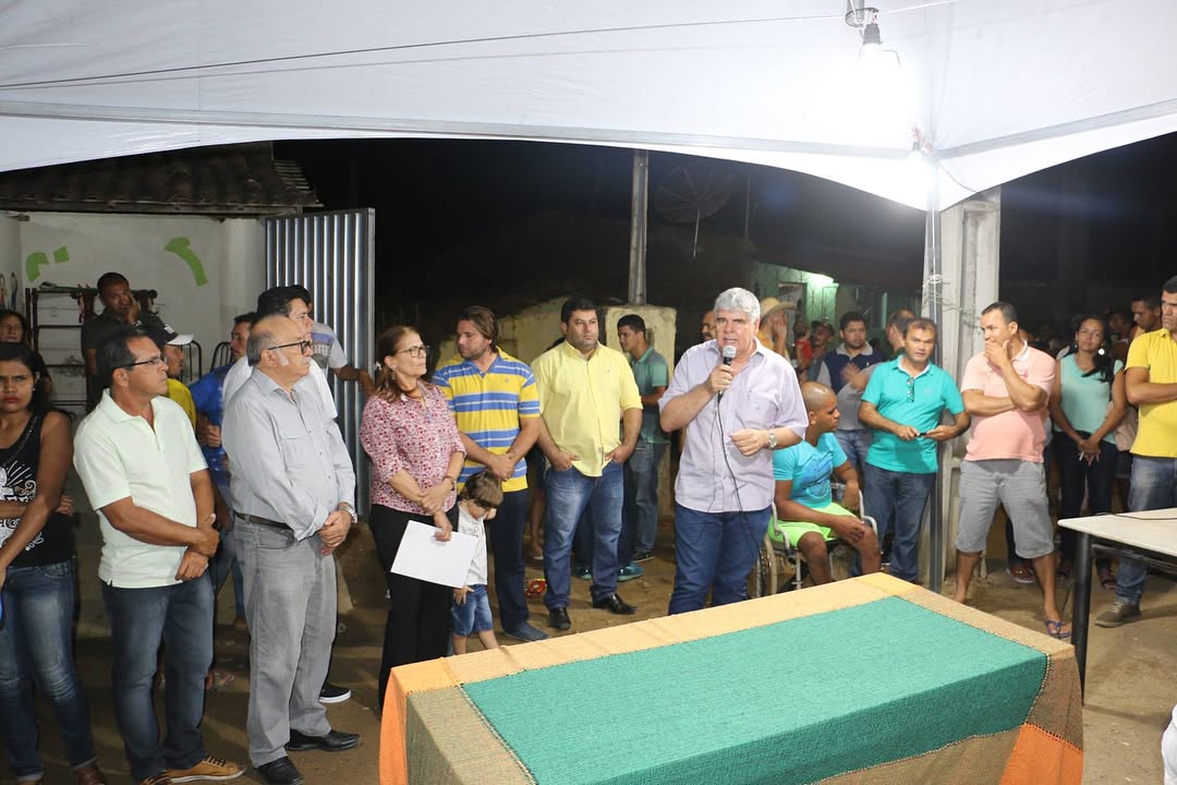 Atendendo a mais uma demanda do Orçamento Democrático Municipal-ODM, o prefeito Lúcio Flávio, assinou na noite desta terça-feira (05), a ordem de serviço para pavimentação em paralelepípedo, de mais de 05 vias públicas urbanas, beneficiando os moradores do bairro do Açude das Pedras e Conjunto Antonio Mariz. O investimento ultrapassa os R$ 394.000,00, e a obra já deve começar nos próximos dias. #OTrabalhoNãoPara#ÉTrabalhoEmTodoLugar#DesejoDeRenascer#RazãoDeProsperar