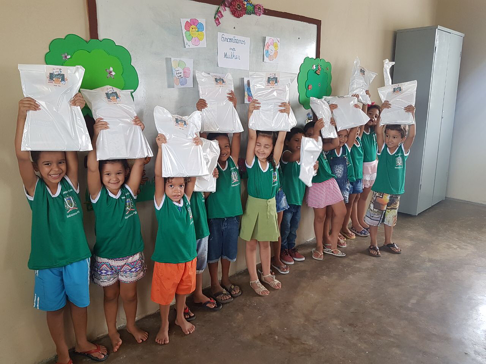 A garotada que estuda nas Escolas José Celestino da Silva e Joana Trindade, também já receberam fardamento e kit escolar! Investimentos na Rede Municipal de Ensino, que assegura o direito e a identidade estudantil.#CriançaNaEscolaAGORA#DesejoDeRenascer#RazãoDeProsperar