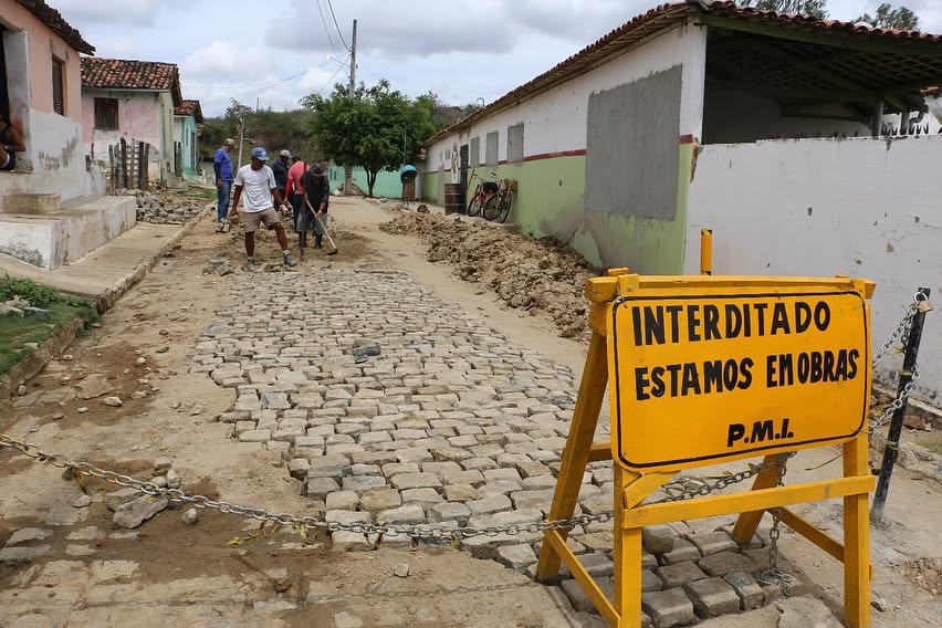 Ao longo da última semana, foi a vez do Conjunto DR. Aglair da Silva, localizado no Brejinho ser beneficiada. É mais uma área que recebe as intervenções, que fazem parte do "Pacote de Intervenções em Infraestrutura" realizado em diversas localidades do nosso município. 📸 CONFIRA 🏾 #OTrabalhoNãoPara#ÉTrabalhoEmTodoLugar#DesejoDeRenascer#RazaoDeProsperar