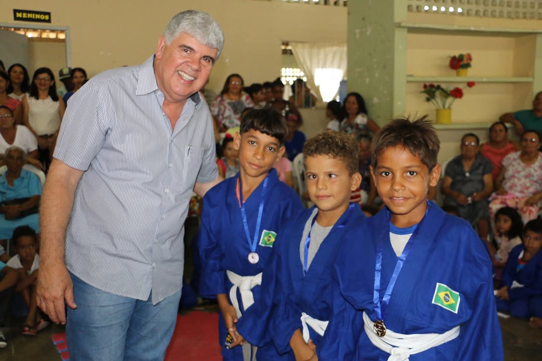 Em confraternização realizada na tarde de ontem (20), foi com muita alegria, que o prefeito Lúcio Flávio, o secretário da pasta Bruno Melo e a equipe do CRAS, enceraram as atividades do ano, com o grupos da Terceira Idade e Criança Feliz, que fazem parte do Serviço de Convivência e Fortalecimento de Vínculos. Um momento para relembrar os encontros, festas e viagens, que marcaram 2017, encerrando a tarde, com um lanche delicioso!#SCFV#DesejoDeRenascer#RazaoDeProsperar