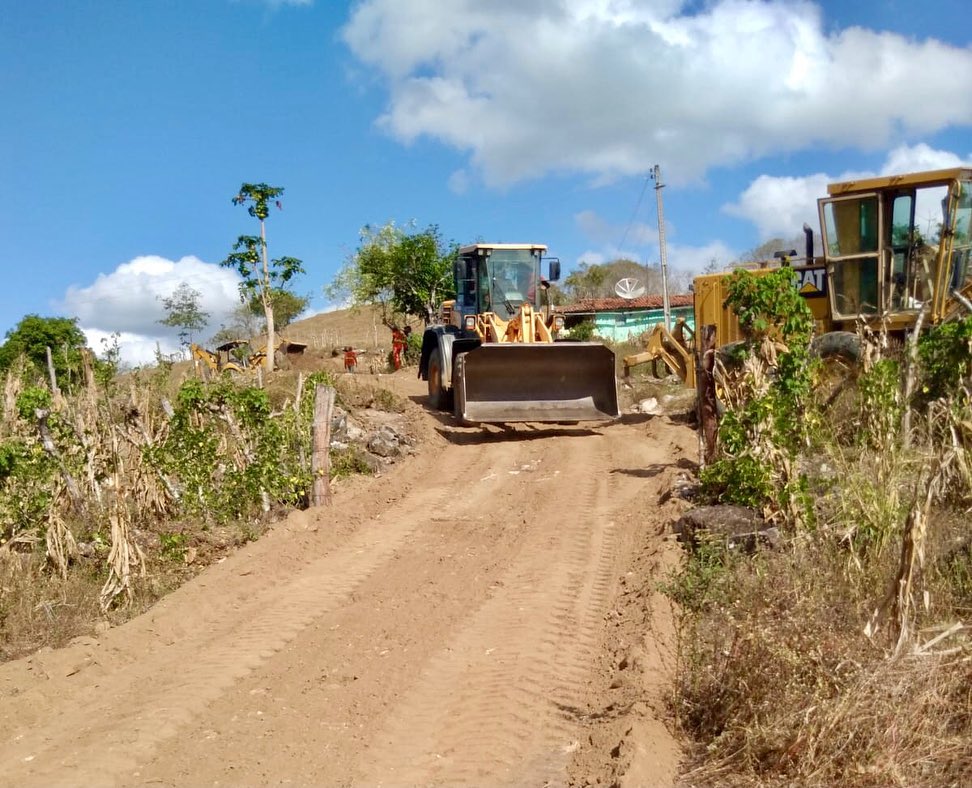 🚜 A gestão do #TRABALHO não para! Durante toda semana, a equipe da @sedurb.itabaiana, esteve realizando intervenções nas vias vicinais, na Zona Rural da nossa cidade, para entregar mais mobilidade ao homem do campo.Neste primeiro momento, atendemos as demandas dos moradores de Urnas, posteriormente as intervenções chegarão em Furnas e Manoel de Matos.#MAISMELHORIAS#PMI #MAISTRABALHO