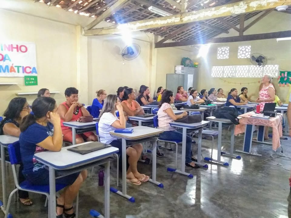 A Secretaria Municipal de Educação realiza mais um encontro da formação continuada, através do programa PNAIC (Pacto Nacional Pela Alfabetização Na Idade Certa), com os professores da Educação Infantil. O principal desejo é multiplicar teorias e práticas pedagógicas que garantam um ensino de qualidade para os alunos do nosso município. #CriançaNaEscolaAgora#DesejoDeRenascer#RazãoDeProsperar