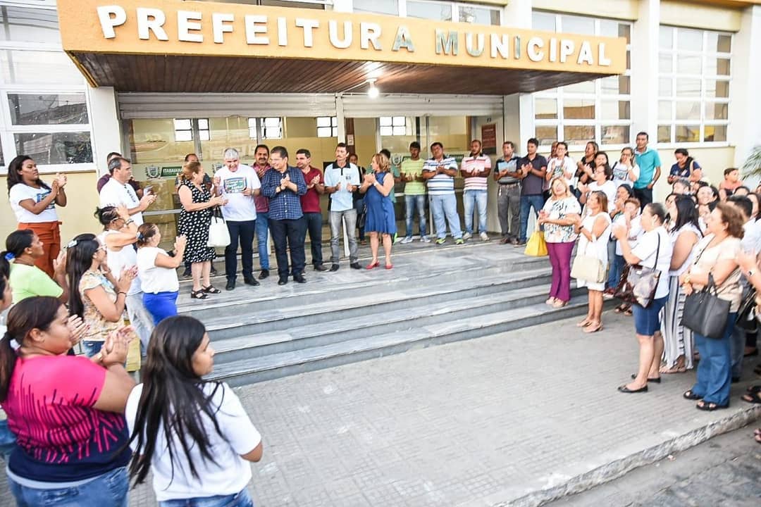 E o novo jeito de governar adquiriu mais uma conquista! Através de emendas parlamentares pleiteadas pelos Deputados Estaduais Adriano Galdino e João Gonçalves, na última quarta-feira entregamos à população uma nova van e uma nova spin, aumentando o círculo de frotas do nosso município. 🚐#PMI #TRABALHODEVERDADE