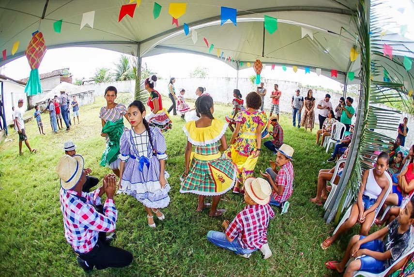 Acertem o passo: dois para cá, mais dois para lá .. e daançou! As comemorações do São João 2019 organizadas pela Secretaria Municipal de Educação, aconteceram na última quarta-feira. Cada escola da rede festejou de forma individual, reunindo alunos, equipe pedagógica e familiares. Não faltou comida tipica, apresentações culturais e cantoria. Pense numas festas arretadas! #MAISEDUCAÇÃO#PMI #TRABALHODEVERDADE