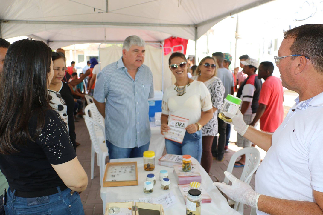 Em parceria com o Hemocentro Estadual e a Escola Técnica Cristo Rei, realizamos hoje (12), na Praça Epitácio Pessoa, a I Feira de Saúde Solidária - em prol da vida. Ofertamos a população diversos serviços: diagnóstico de HIV, aferição de pressão, glicemia capilar, vacinação, aplicação de flúor, orientação sobre higiene pessoal e dentária, atendimento médico e de enfermagem, dentre outros. Confira alguns registros dessa manhã proveitosa 🏾 #DesejoDeRenascer#RazaoDeProsperar