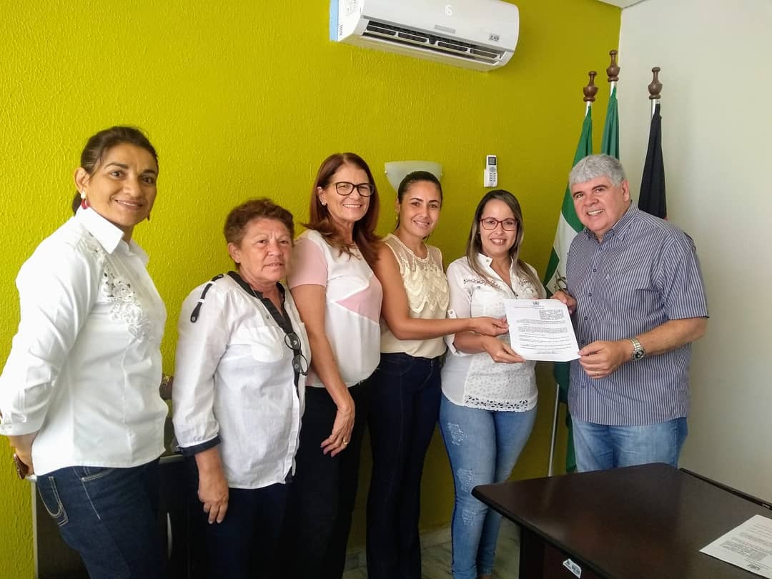 As novas Presidente e Vice-Presidente do Conselho Municipal do Fundeb, tomaram posse na manhã desta sexta-feira (01), na presença do Prefeito, Dr. Lúcio Flávio, e da secretária de Educação, Neide Silveira. O Conselho exerce o controle social da aplicação dos recursos do Fundo, e serve como elemento de transparência das contas públicas. #PMI #MAISEDUCAÇÃO #TRABALHODEVERDADE