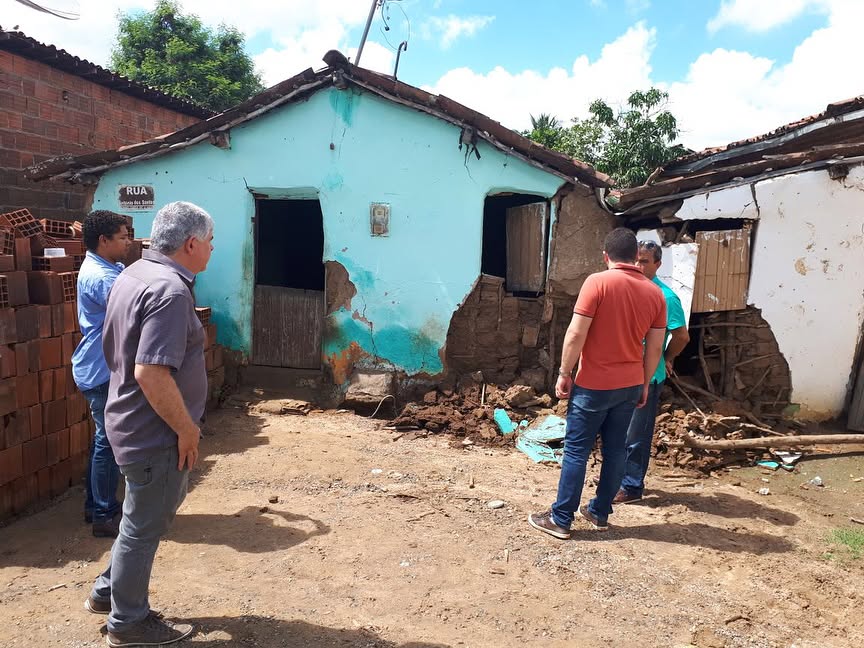 Prefeito visita casas em área de risco no bairro do JucuríO prefeito Dr. Lúcio, acompanhado da Coordenadoria de Defesa Civil do Município, do Chefe de Gabinete, e do Secretário de Gestão e Planejamento, esteve na manhã desta sexta-feira (03), para tomar medidas cabíveis, em relação as casas que foram acometidas pelas recentes chuvas que caíram no município. Saiba mais em: itabaiana.pb.gov.br