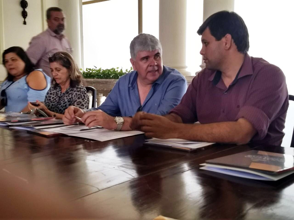 Hoje (07), o prefeito Lúcio Flávio, acompanhando do Secretário de Gestão e Planejamento Geraldo Moraes, participaram da 01 reunião da Rede de Democracia Participativa, onde puderam partilhar as experiências da implantação do Orçamento Democrático no nosso Município. Prefeitos de diversas cidades, e o Secretário Executivo do Orçamento Democrático do Governo do Estado, Givanildo, se fizeram presentes. 🖥 http://itabaiana.pb.gov.br#DesejoDeRenascer#RazaoDeProsperar