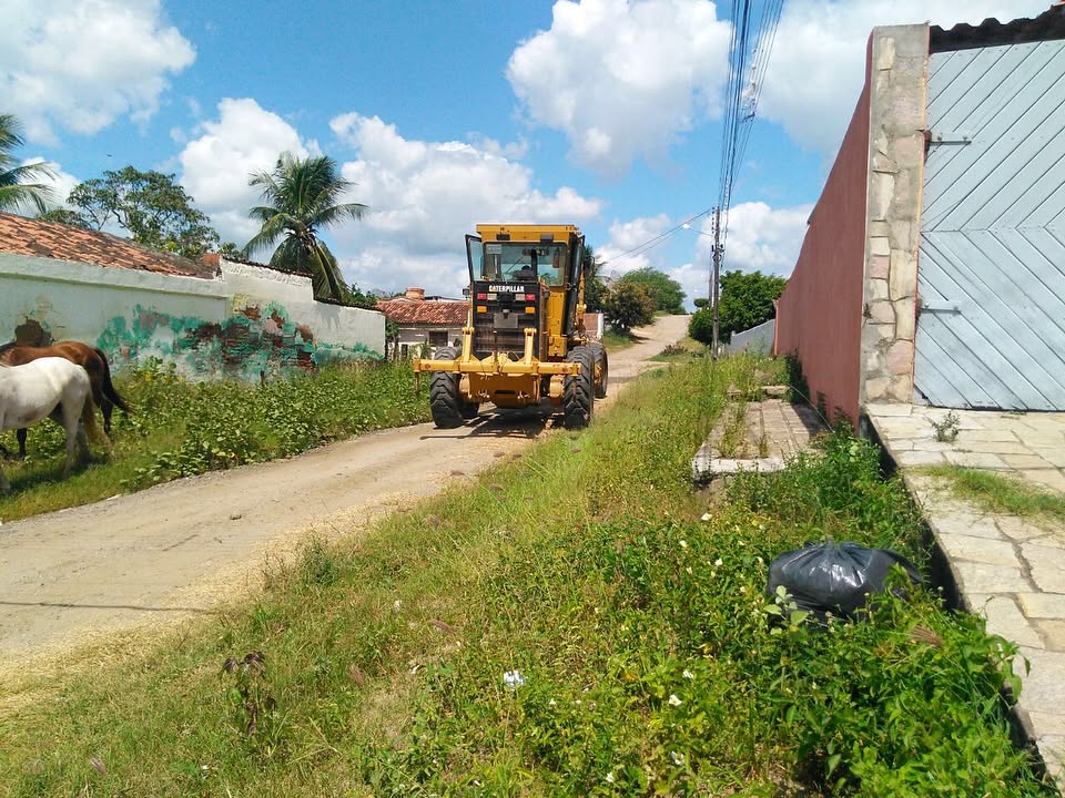 Seguimos com as intervenções emergenciais nas aéreas que ficaram intransitáveis devido as fortes chuvas, desta vez no Loteamento Luiz Saraiva. Mais uma vez a equipe da Secretaria de Desenvolvimento Urbano/Gerência de Obras e Viação, atendendo o chamado da população! 🚜OTrabalhoNãoPara#ÉTrabalhoEmTodoLugar#DesejoDeRenascer#RazãoDeProsperar
