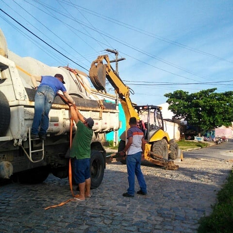 Após 12 anos, vamos R E A T I V A R a galeria da Rua Santa Rita, que causava transtornos para os moradores da Rua Cel Firmino Rodrigues, mais conhecida como Rua do Hotel Leiliane, tudo isso visando devolver conforto e principalmente segurança a população nas épocas de fortes chuvas. O material já chegou, nós já interditamos a área e amanhã já iniciamos o serviço. OTrabalhoNãoPara#ÉTrabalhoEmTodoLugar#DesejoDeRenascer#RazãoDeProsperar