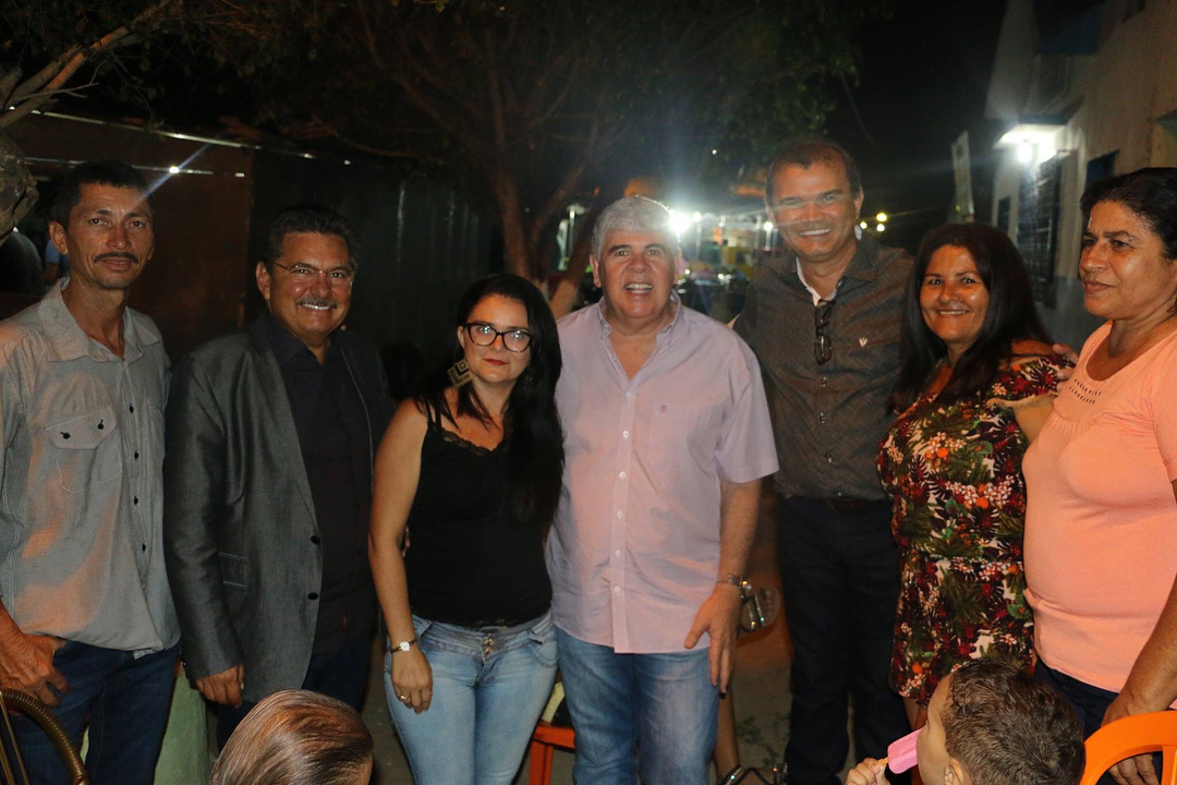 Final de semana de comemoração na comunidade de Campo Grande, que celebra a festa de sua padroeira, SANTA LUZIA. O prefeito Lúcio Flávio, acompanhado do deputado estadual Adriano Galdino e equipe do governo, participaram da abertura das festividades profanas, que acontecem em praça pública e se estende por dois dias, e oferece a população atrações musicais locais. #DesejoDeRenascer#RazaoDeProsperar
