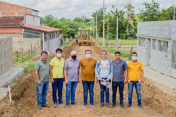 ️ Início da obra de pavimentação do Bairro Lírios do Vale 🛣O Prefeito de Itabaiana, Dr. Lúcio Flávio, esteve na tarde desta terça-feira, 29 de março, reunido em seu gabinete com a empresa responsável pela obra de pavimentação do bairro Lírios do Vale. E na manhã desta quarta-feira, dia 30, o gestor acompanhado de vereadores e secretários, esteve na área onde começa a ser preparada com os serviços de terraplanagem. ️ Dr. Lúcio disse que a obra de pavimentação começará já na próxima segunda-feira, dia 04 de abril. Um projeto orçado em R$ 583.783,03 mil reais. Esse é mais um sonho que será realizado, melhorando as condições de vida, levando mais infraestrutura, segurança e comodidade para os moradores dessa localidade.O Secretário de Gestão e Planejamento, Geraldo Moraes disse que serão pavimentadas 07 ruas nesta primeira etapa da obra. Uma segunda etapa deverá ser licitada para conclusão da pavimentação das outras 05 ruas, cujo o orçamento gira em torno de 350 mil reais. Saiba mais em: Itabaiana.pb.gov.br #PMI #MAISTRABALHO