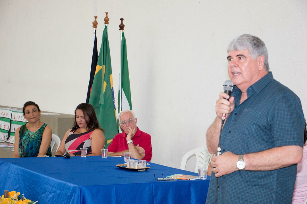 Reunimos todos os servidores da Secretaria Municipal de Educação e alguns convidados da Rede Privada de Ensino da nossa cidade, para o lançamento do projeto "CONSTRUINDO A EDUCAÇÃO INFANTIL" que visa monitorar e aumentar a qualidade do ensino municipal. Na ocasião, apresentamos os novos livros didáticos, mochilas e fardamentos que serão entregues ainda nesta semana aos nossos alunos, e ofertamos aos presentes, uma palestra ministrada pela renomado Professor Mestre Celso Antunes. #CriançaNAEscolaAGORA#DesejoDeRenascer#RazãoDeProsperar