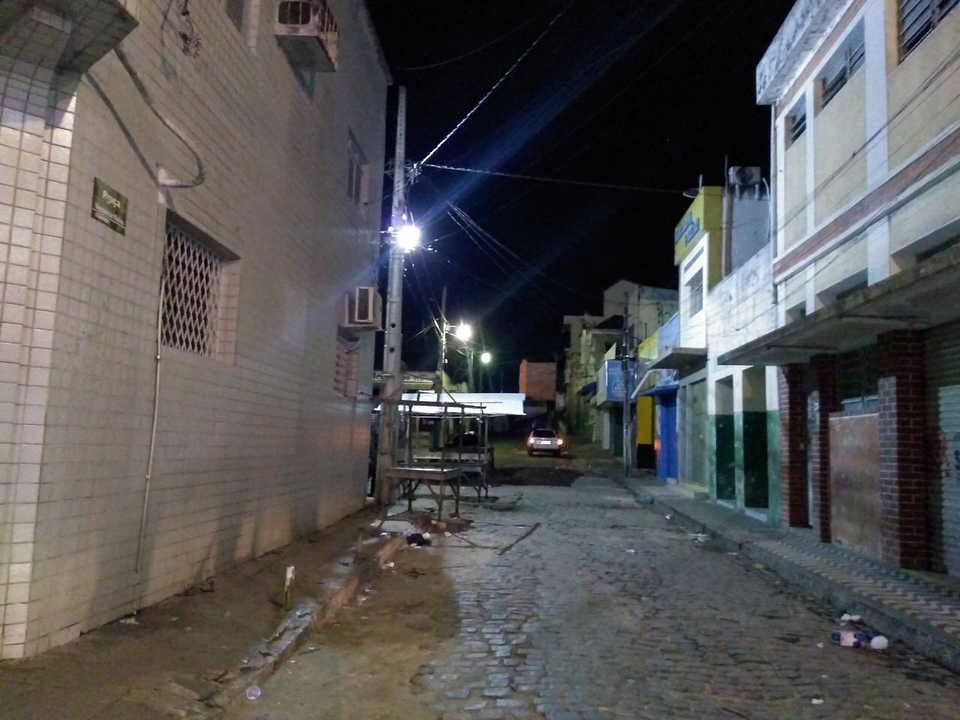Através da SEDURB/Gerência de Iluminação Publica, continuamos com a reposição de lâmpadas em pontos da cidade. Ontem(06), foi a vez do Conjunto Antônio Mariz e do Mercado Público. Confira alguns registros! #OTrabalhoNãoPara#ÉTrabalhoEmTodoLugar#DesejoDeRenascer#RazãoDeProsperar