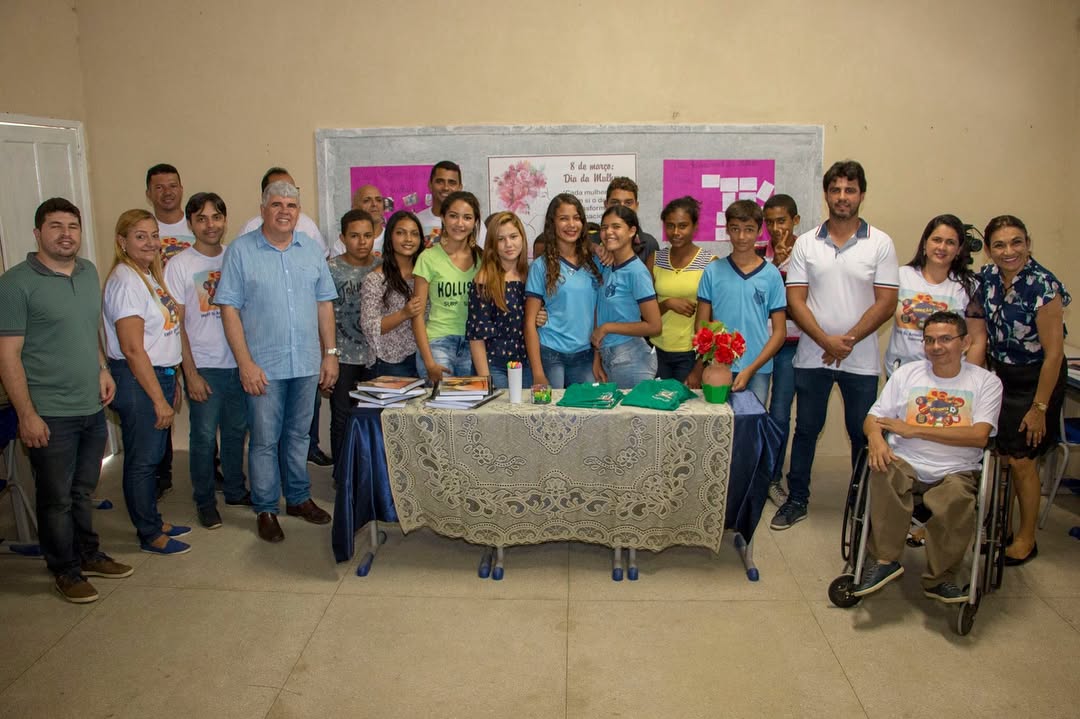 Na tarde de ontem (08), entregamos a todas as Escolas da Rede Municipal de Ensino os Kit e fardamentos escolares para distribuição a todos os alunos. Na oportunidade, o prefeito DR. Lúcio e a secretaria da pasta Neide Silveira, visitaram a E. M. DR. Antônio Batista Santiago para uma roda de conversa e apresentação das aquisições aos alunos do 9° ano.#CriançaNaEscolaAGORA#DesejoDeRenascer#RazãoDeProsperar