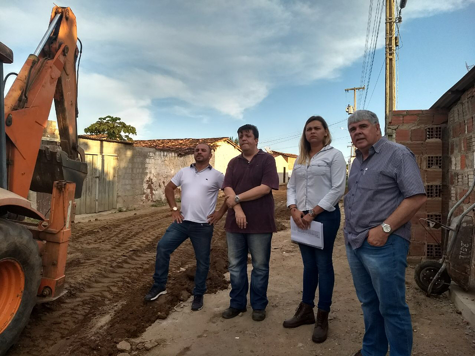 O trabalho não para no Jucuri! A Cagepa já está finalizando o rebaixamento da tubulação no Conjunto Antônio Mariz, para que nós possamos da andamento a pavimentação da área. Hoje (09), o prefeito DR. Lúcio, acompanhado do engenheiro Fernando Madruga e da equipe da 🚜SEDURB, visitaram a obra. Mais uma demanda do Orçamento Democrático Municipal, que já está sendo atendida, afim de proporcionar melhores condições a população. #OTrabalhoNãoPara#DesejoDeRenascer#RazãoDeProsperar