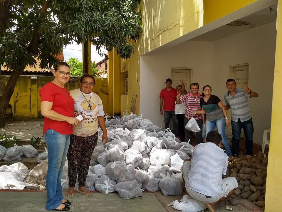 Em parceria com o Governo Estadual e Emater, iniciamos a 3 edição do PAA, e na tarde de hoje (24), 490 famílias que fazem parte dos Conjuntos DR. Aglair da Silva, José Benedito da Silveira, Antonio Mariz e Jucuri já foram beneficiados com a entrega de inhame, batata e macaxeira. Integra em: http://itabaiana.pb.gov.br 📸 Veja registros desses momentos🏾 #OTrabalhoNãoPara#ÉTrabalhoEmTodoLugar#DesejoDeRenascer#RazaoDeProsperar