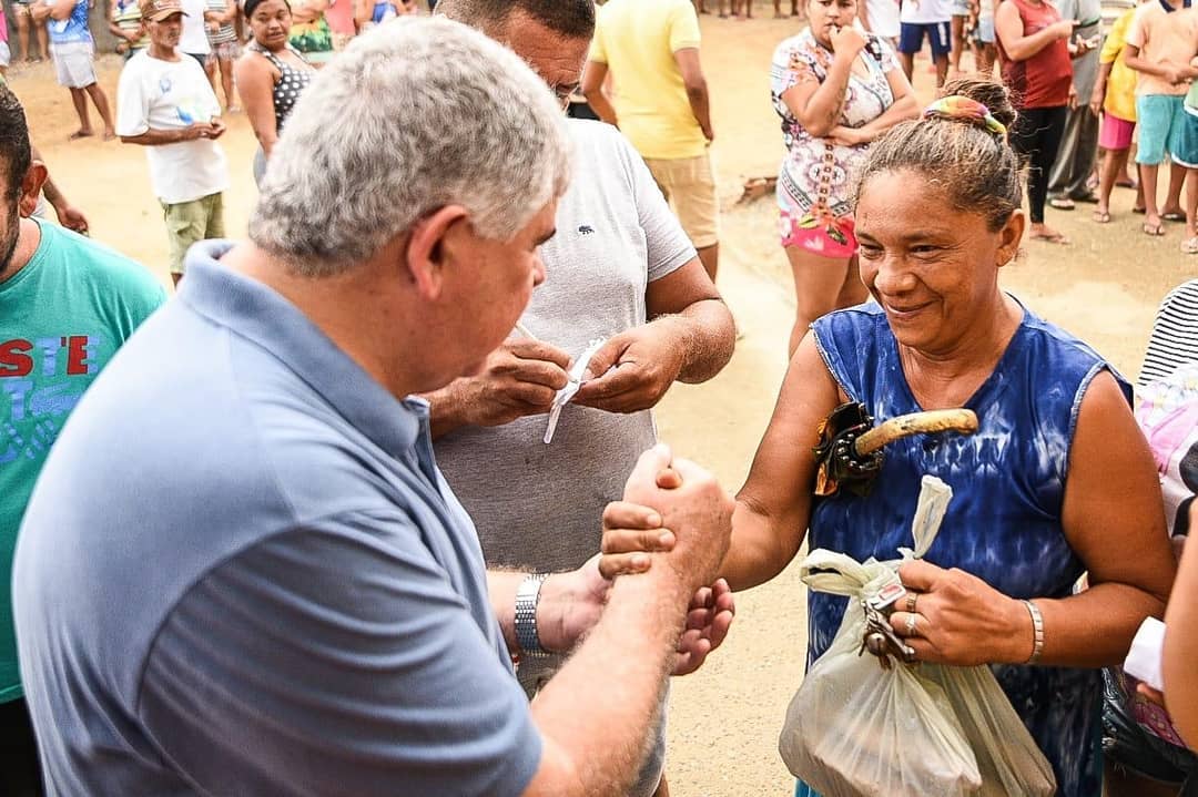 Por mais um ano, realizamos a distribuição de peixe nas comunidades da nossa cidade, garantindo a tradição da refeição na semana santa para 5 mil famílias!O prefeito Dr. Lúcio Flávio, acompanhado da primeira dama Mônica Melo, e da equipe de governo, visitou alguns pontos de distribuição para cumprimentar a população. #MAISAÇÃO #SEMANASANTA#PMI #TRABALHODEVERDADE