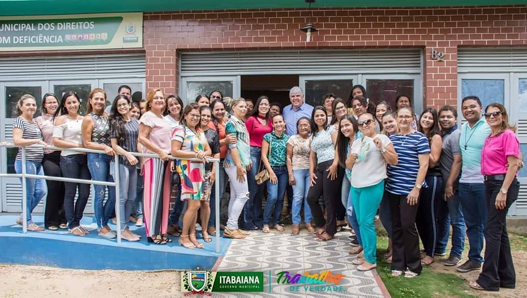 Foi com um belo café da manhã e um bate-papo sobre a luta da mulher, que a equipe da Secretaria de Desenvolvimento Humano e Social recepcionou as mulheres que buscaram atendimento na sede da secretaria, e as que formam as equipe dos programas que compõem a pasta, no dia 8 de Março. O prefeito Dr. Lúcio Flavio participou do momento e também contribuiu com o momento, prestando homenagem a estas mulheres guerreiras! #MAISAÇÃO #8DEMARÇO#PMI #TRABALHODEVERDADE