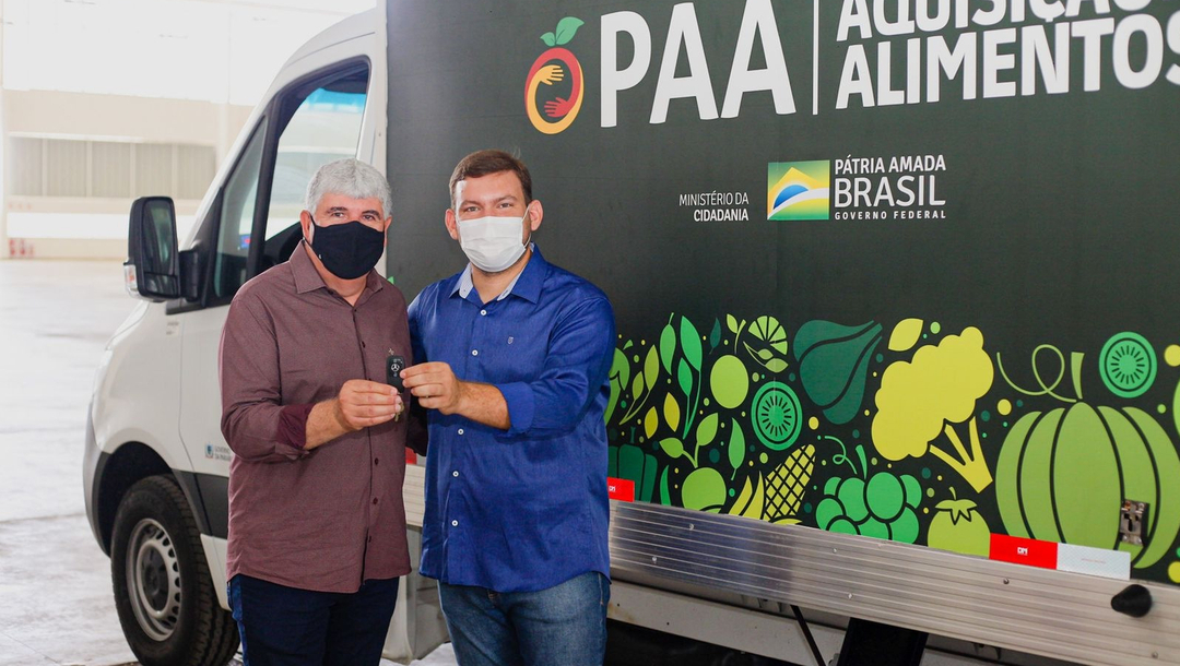 ️Itabaiana recebeu um kit de equipamentos da agricultura familiar para a modernização e ampliação das entregas do PAA (Programa de Aquisição de Alimentos) ⠀⠀O prefeito @doutorlucioflavio esteve no Centro de convenções de João Pessoa para receber o kit, que conta com impressoras, caminhão refrigerado, balanças eletrônicas e outros equipamentos para melhorar a distribuição de alimentos que chegam na mesa de inúmeras famílias. Mais uma parceria com o @govparaiba, através das Secretarias Executivas de Estado da Segurança Alimentar e Econômica Solidária. #MAISAÇÕES#PMI #MAISTRABALHO