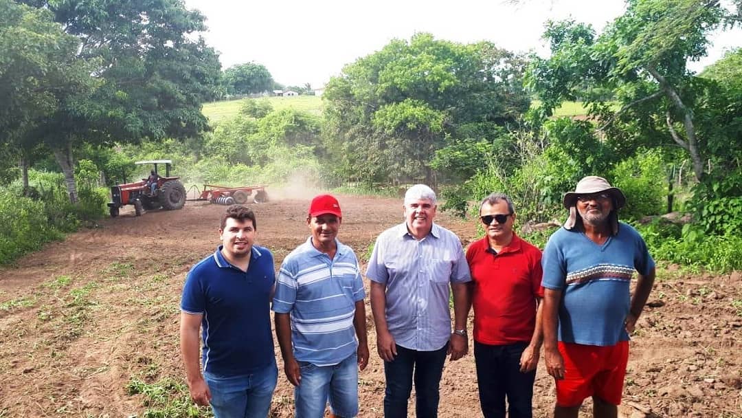 🚜 Já iniciamos a oferta de "horas de corte de terra" para os pequenos agricultores do nosso município! E hoje, o prefeito Dr. Lúcio Flávio, junto ao Chefe de Gabinete e ao Diretor de Agricultura, visitaram a Comunidade Rural de Mendonça dos Moreiras, onde 38 famílias são beneficiadas. Uma ação que devolve o respeito e valoriza o homem do campo!#MAISDESENVOLVIMENTO #ZONARURAL#PMI #TRABALHODEVERDADE