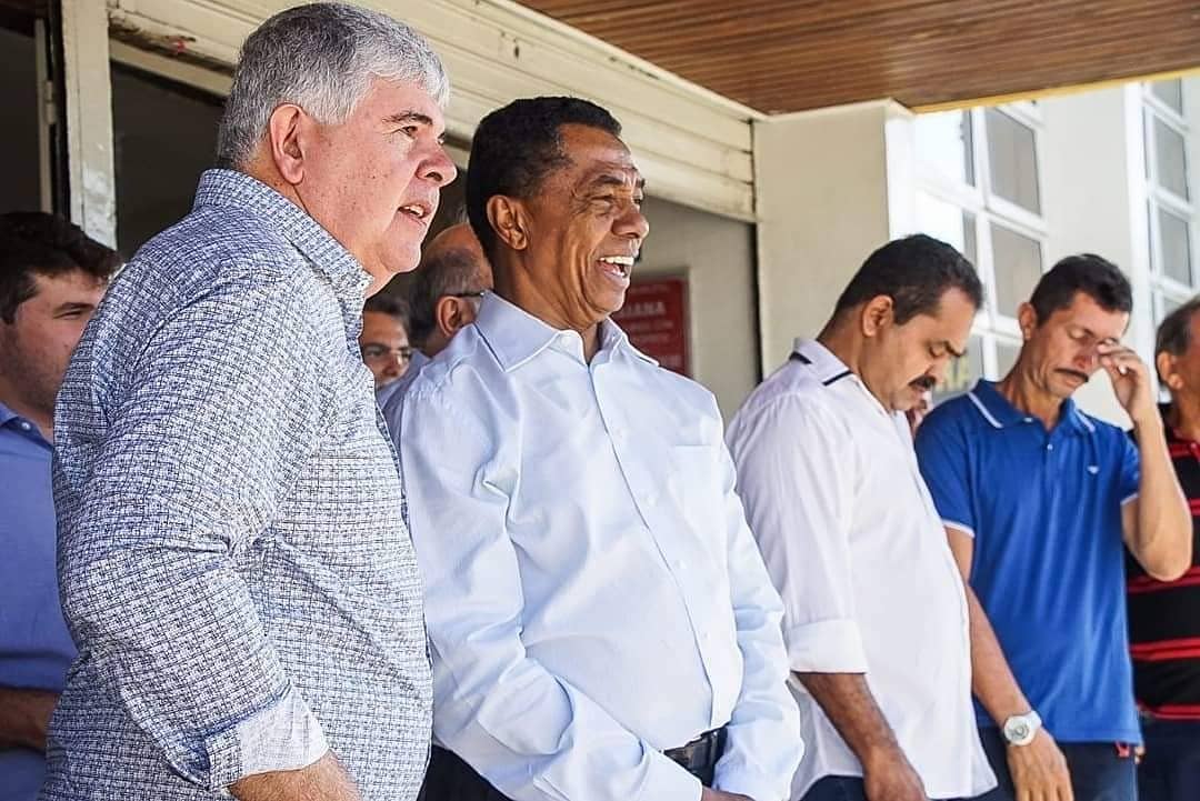 A manhã do aniversário de Itabaiana foi marcada com uma alvorada festiva e o hasteamento das bandeiras. O momento também foi oportuno para que o prefeito, Dr. Lúcio Flávio, entregasse uma nova van e uma nova ambulância, adquiridas através do empenho do Deputado Federal, Dr. Damião Feliciano, que esteve presente. #ITABAIANA128ANOS #PMI #TRABALHODEVERDADE