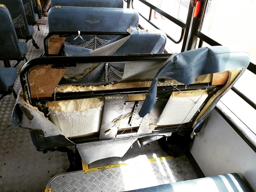 Nota de RepúdioA conservação do transporte escolar é primordial, principalmente por parte do alunado, pois estes são os principais usuários. Portanto, é imprescindível manter a integridade física dos ônibus e tratá-los com zelo. Ações vândalas, que tragam prejuízo ao munícipio e à população, não são permitidas. Por isso, a Prefeitura Municipal, através da Diretoria de Frotas, repudia qualquer ato que venha a danificar qualquer patrimônio das frotas municipais.#PMI #TRABALHODEVERDADE