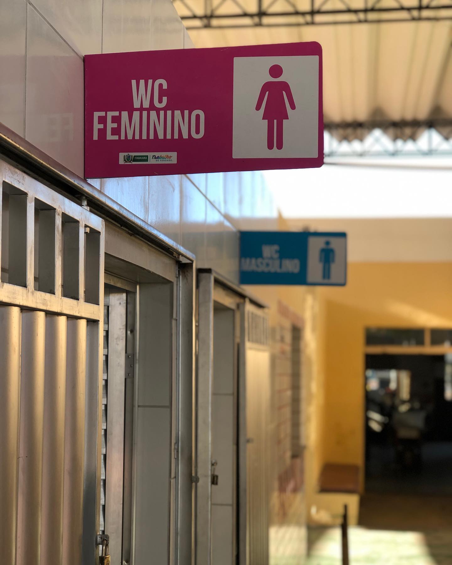 Aos poucos, estamos reformando o Terminal Rodoviário de Itabaiana, visando oferecer um ambiente seguro e adequado aos comerciantes do local, e aos inúmeros passageiros que recebemos diariamente. Os banheiros feminino e masculino já estão prontos para uso, e oferecem fraldário para as mamães e acessibilidade. Iaê, gostaram? Deixe sua opinião nos comentários! #MAISOBRAS#PMI #TRABALHODEVERDADE