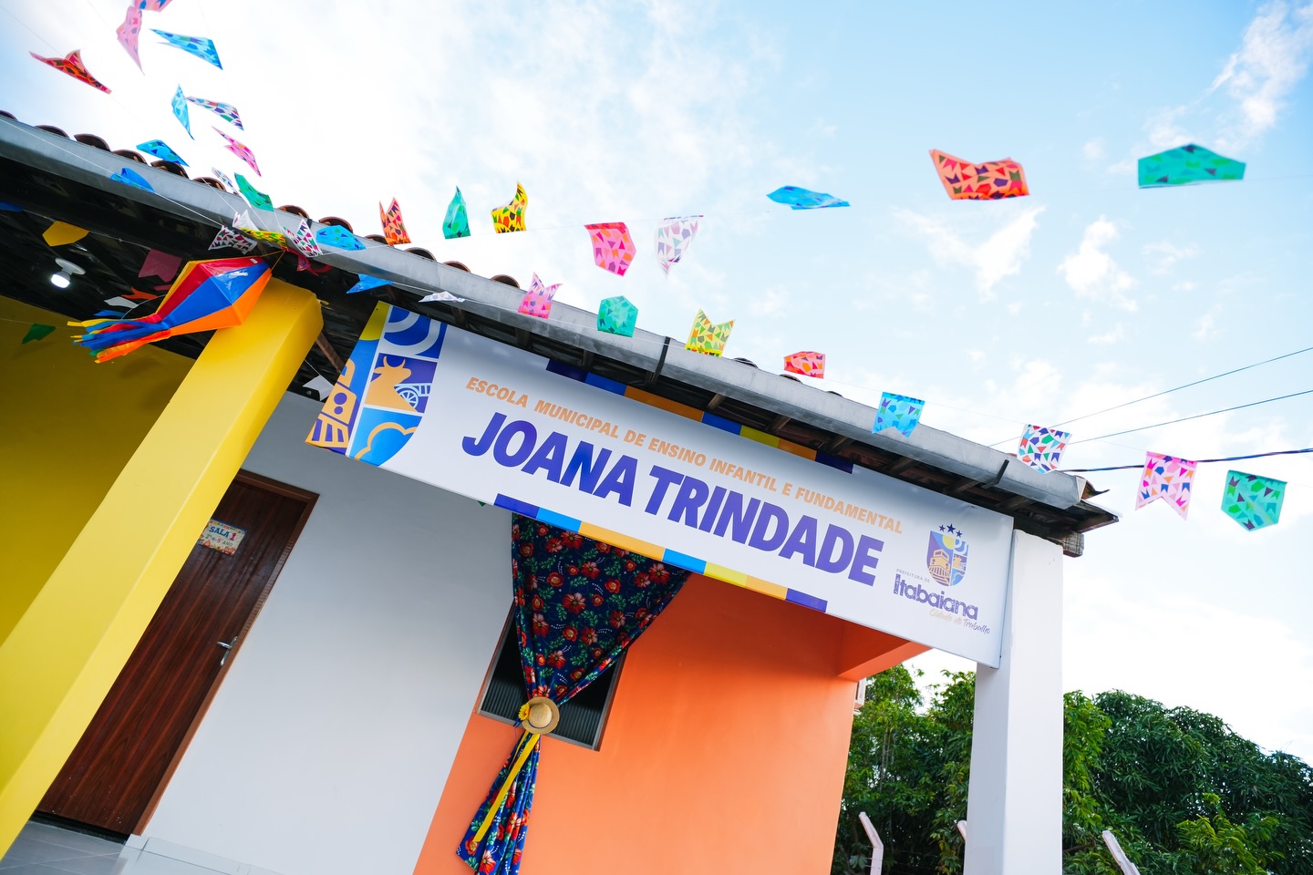 A EDUCAÇÃO SEGUE AVANÇANDO! Hoje foi um dia muito especial com a entrega da reforma da Escola Municipal Joana Trindade, no Distrito de Cariatá. Um espaço renovado, mais moderno, confortável e preparado para oferecer ainda mais qualidade aos nossos alunos, professores e toda a comunidade escolar.Educação — Itabaiana no caminho certo! .@seduc.itabaiana #CIDADEDOTRABALHO